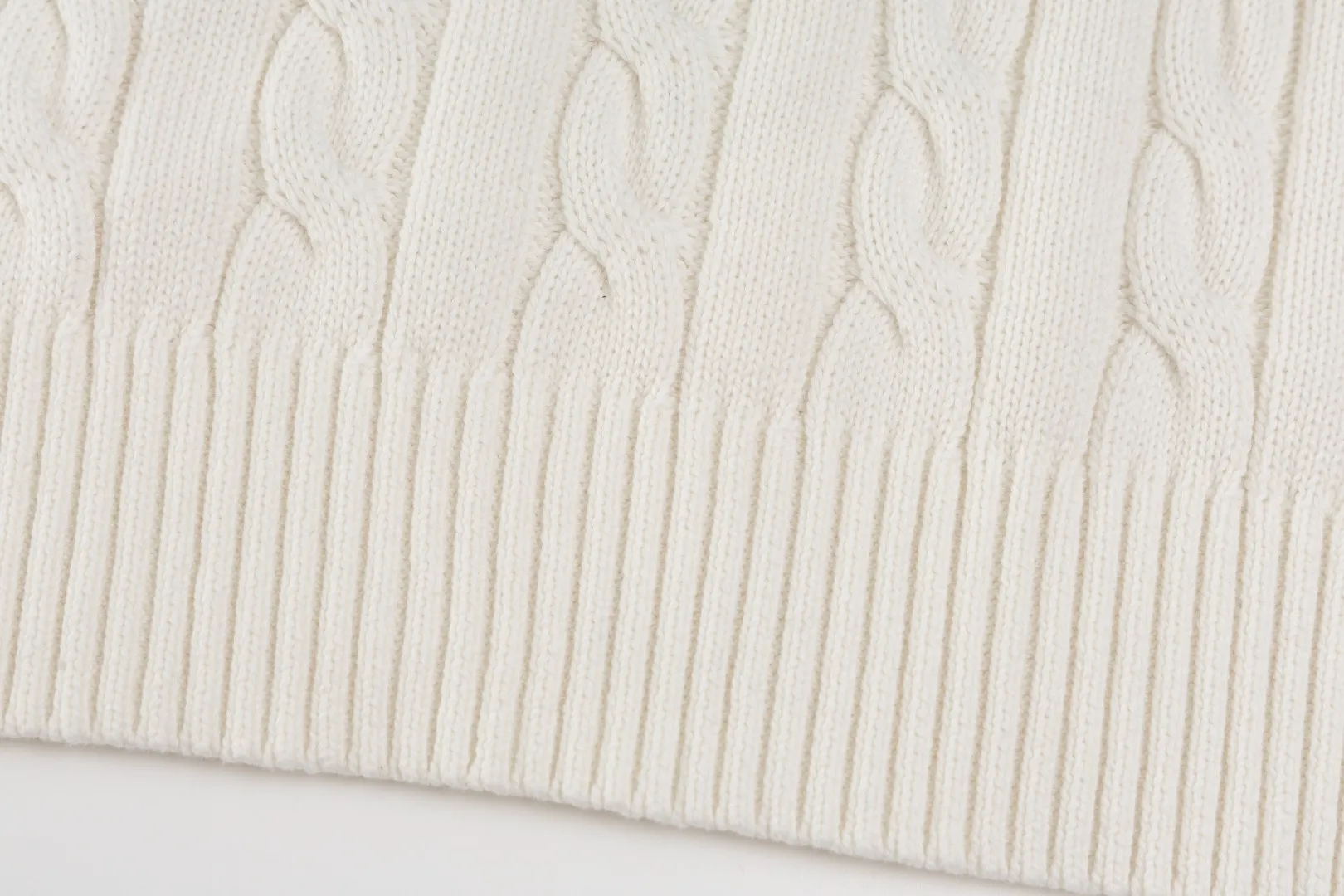P236 #R92 RALPH LAUREN Ralph Lauren fifteen colors classic small label embroidery logo turtleneck pullover half-zip knitted cable sweater with high-density LOGO embroidery on the chest and original customized tag accessories. Made of pure cotton yarn, pure cotton is skin-friendly and comfortable, small label war horse embroidered twist turtleneck sweater 🐎 high quality, follow the blogger to learn how to wear it! Let’s buy a Ralph Lauren cable sweater. It’s a super hard-to-find series after it became popular. It’s hard to find one on the official website. It’s simple and practical to wear, with a lazy and loose feel. The thickened fabric has more texture, feels soft and delicate, and has a loose fit. Whether worn alone or layered, you can wear different styles of fashion with just one piece!   Size：XS S M L
